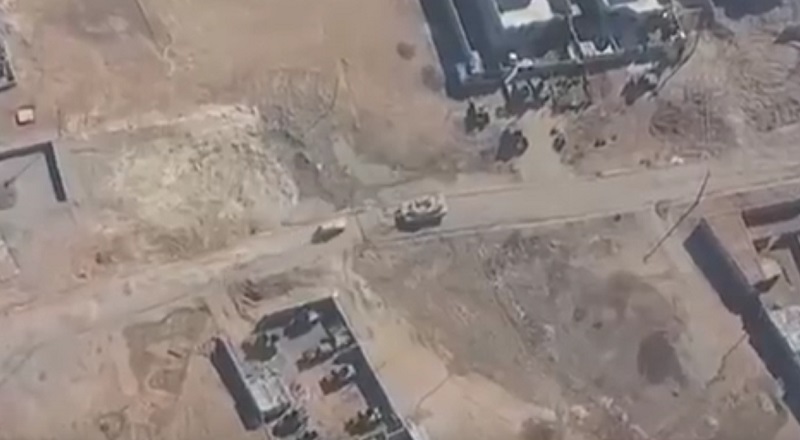 ОЧАЈНИЧКИ ПОТЕЗИ ЏИХАДИСТА: Бомбаши самоубице у потери за колоном оклопне технике (ВИДЕО)